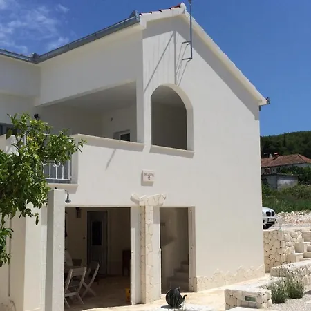 Freistehendes Auf 2 Etagen Mit 2 Terrassen Und Grossem Privatem Garten Mit Grill *