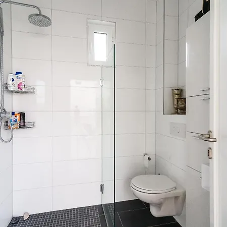 Freistehendes Auf 2 Etagen Mit 2 Terrassen Und Grossem Privatem Garten Mit Grill Holiday home