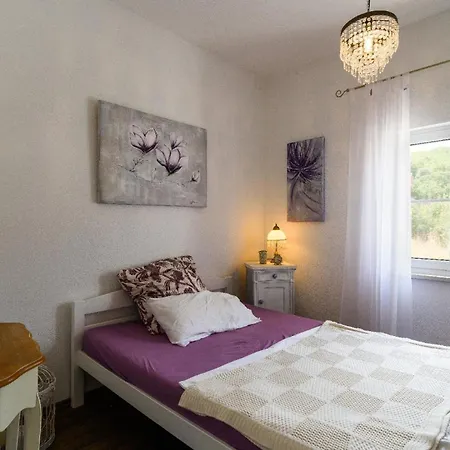 Freistehendes Auf 2 Etagen Mit 2 Terrassen Und Grossem Privatem Garten Mit Grill Trogir