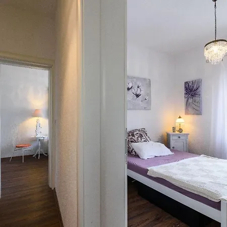 Freistehendes Auf 2 Etagen Mit 2 Terrassen Und Grossem Privatem Garten Mit Grill Holiday home