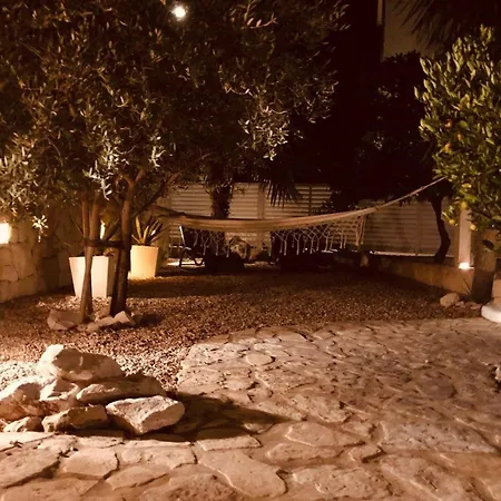 Freistehendes Auf 2 Etagen Mit 2 Terrassen Und Grossem Privatem Garten Mit Grill Holiday home